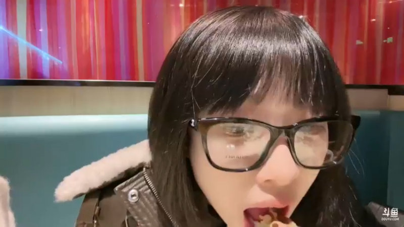 【2023-12-19 23点场】小溫dududu：【小奶团】播播户外休息了