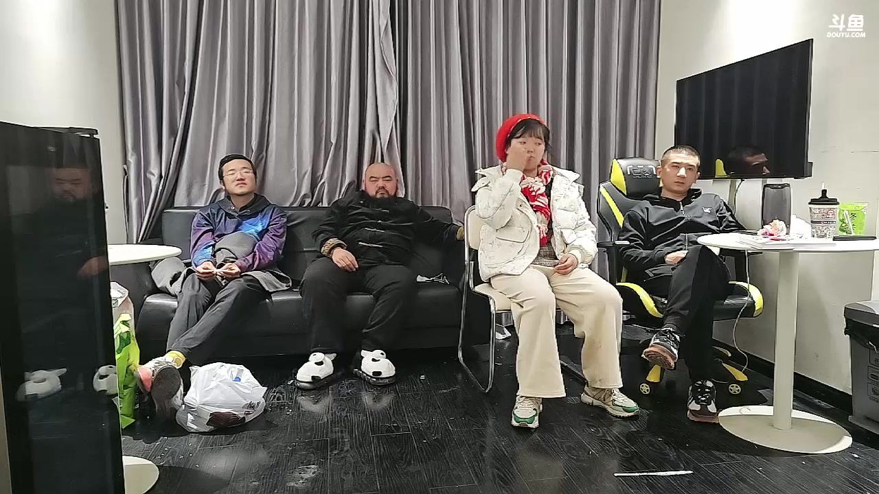 【2023-12-22 23点场】大嘴love：【疯狂的横店】
