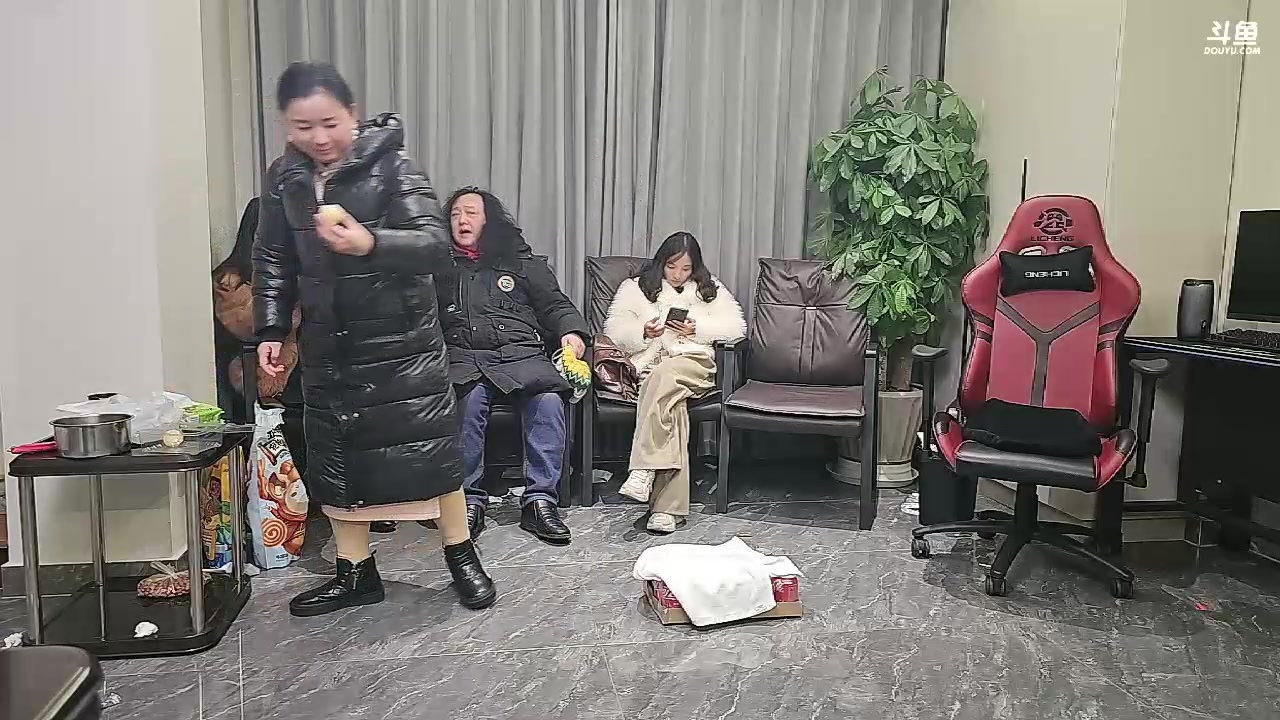 【2023-12-28 01点场】大嘴love：【疯狂的横店】