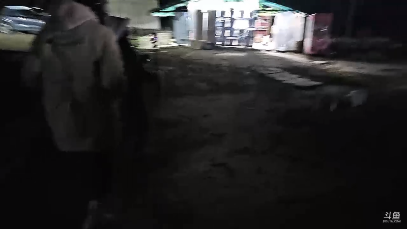 我在斗鱼看火力堂主直播户外
