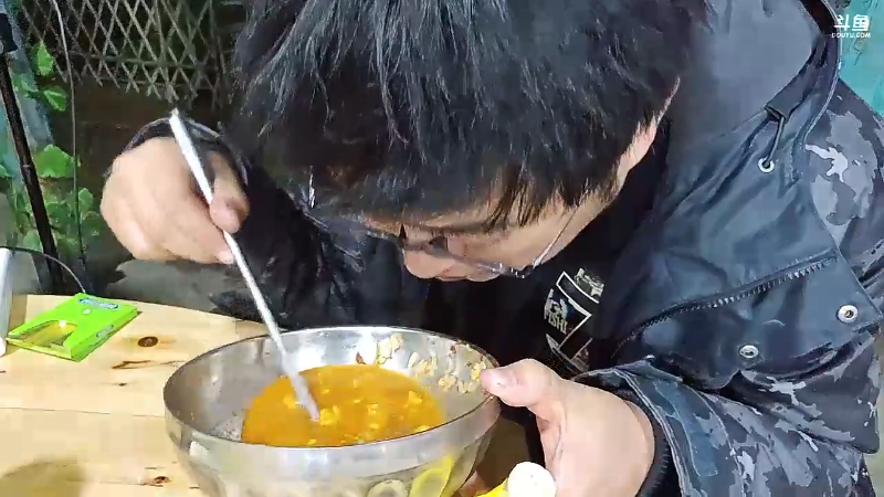 我在斗鱼看火力堂主直播户外