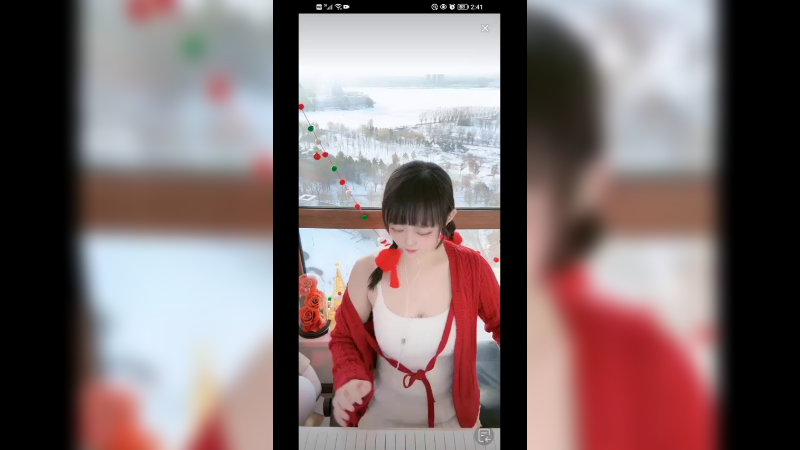 美女新年弹琴好听