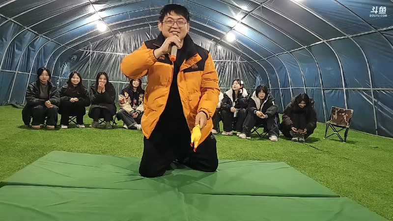 我在斗鱼看火力堂主直播户外