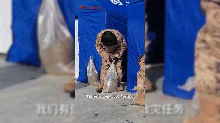 子弟兵为新疆乌什受灾群众搭起百余顶帐篷