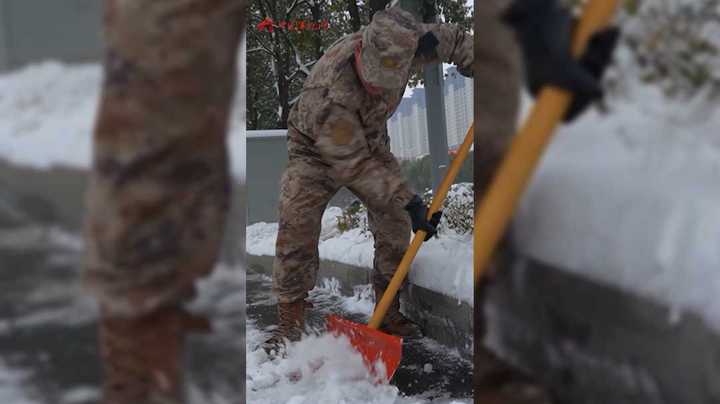 除冰铲雪保障人民群众出行安全！子弟兵在行动