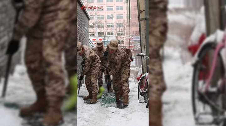 武警官兵扫雪除冰保障群众出行安全