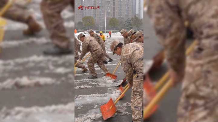 暖心！官兵铲冰除雪确保群众出行平安