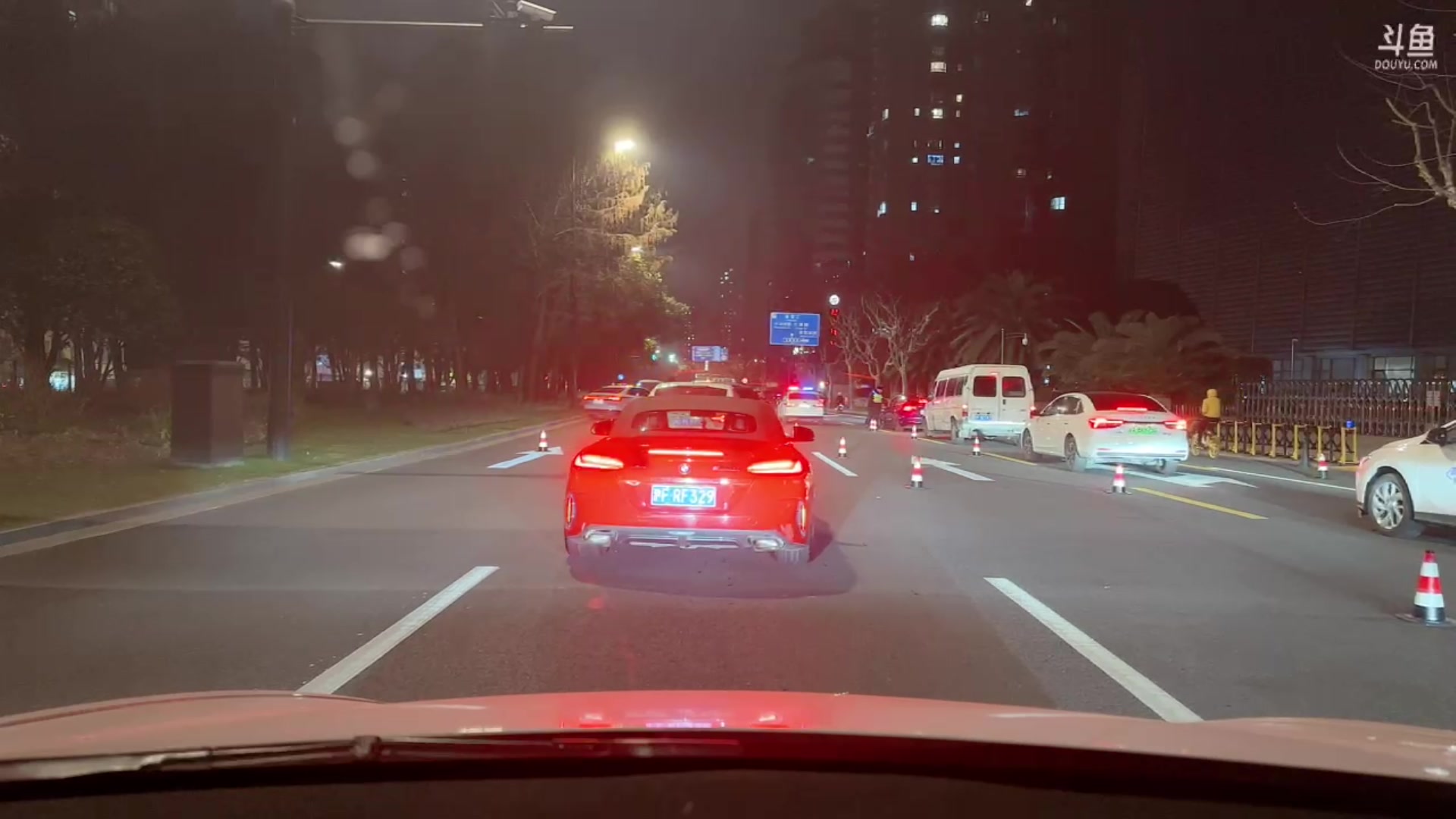 【2024-03-02 22点场】胸肌很大的良小伞：和H4cker户外吃饭！1元粉丝牌！