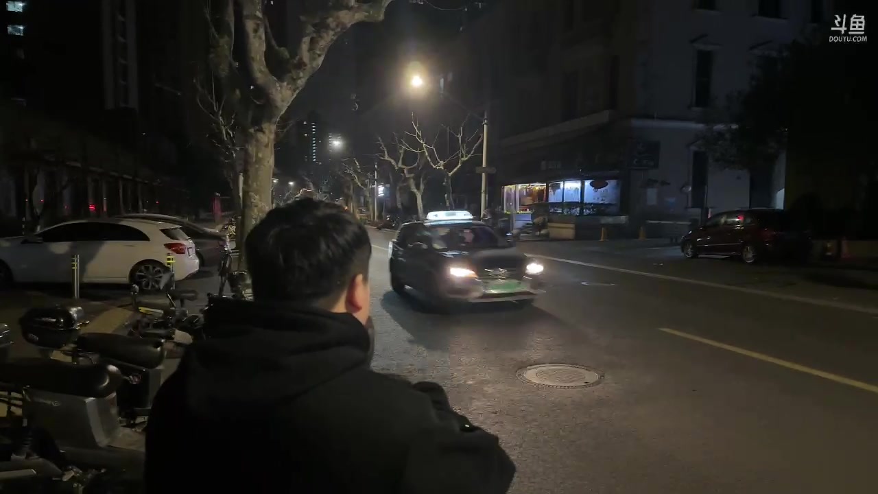 【2024-03-15 00点场】胸肌很大的良小伞：和主持人薇薇一起吃夜宵！