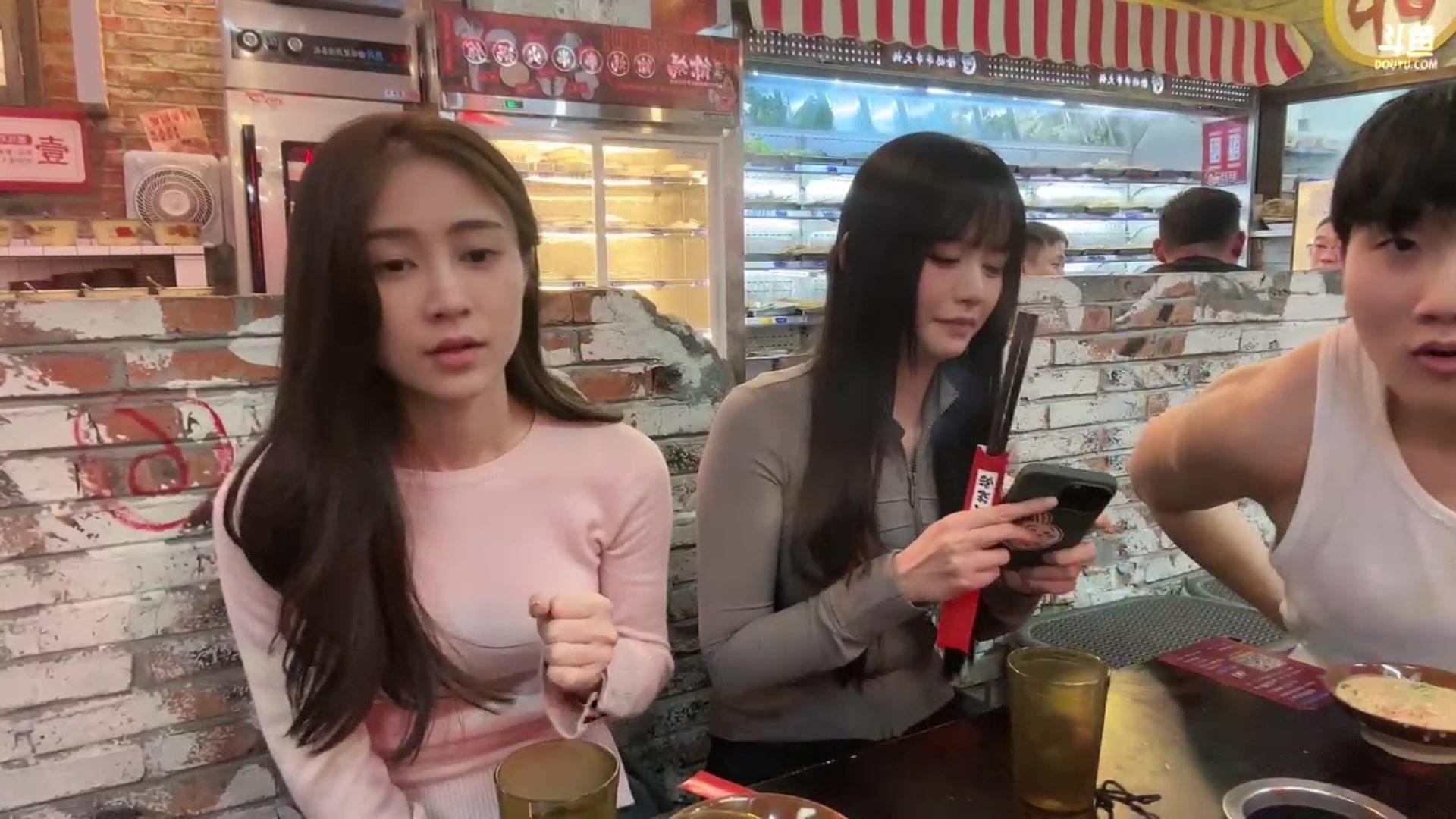 【2024-03-17 22点场】胸肌很大的良小伞：解说完和熙子小树吃饭！巨龙族集合！