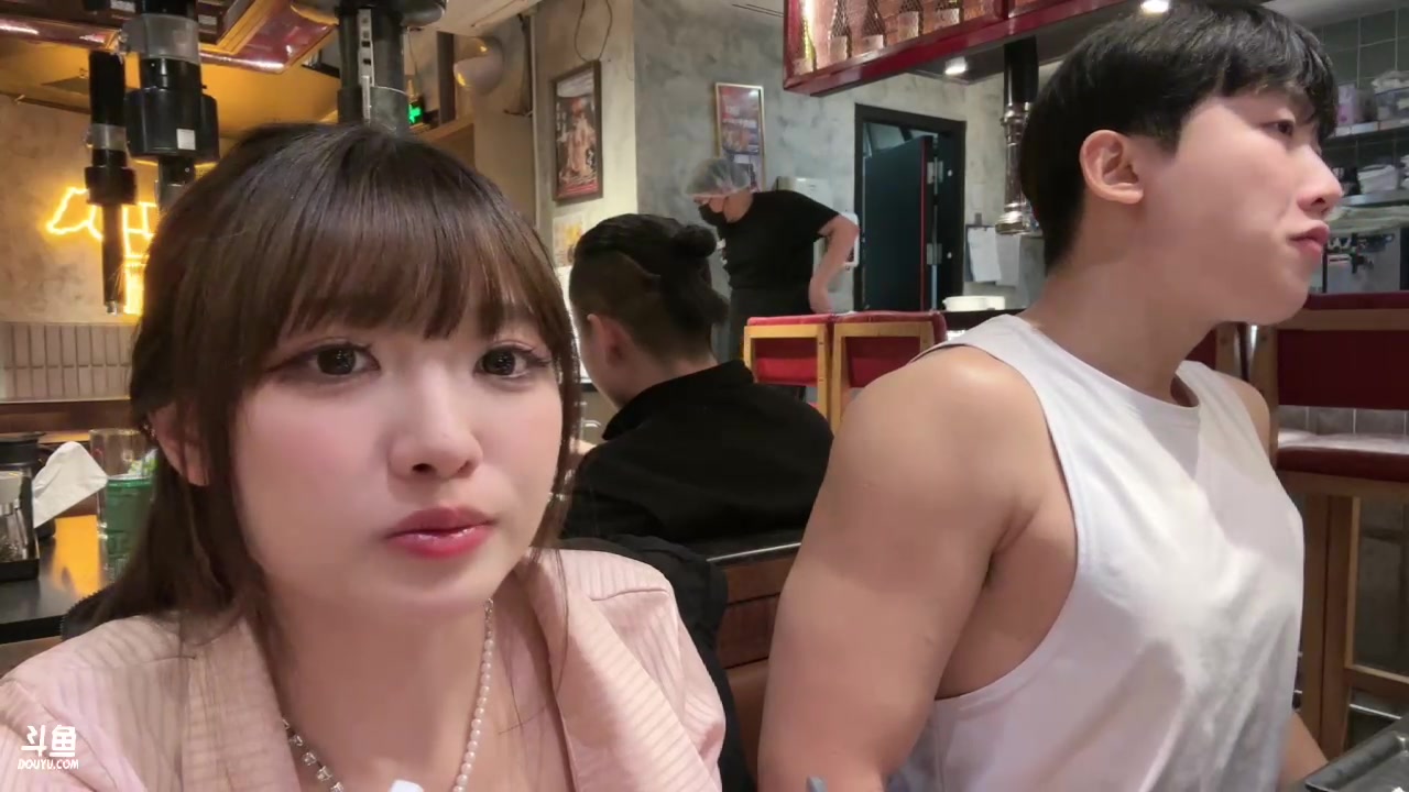 【2024-03-19 22点场】胸肌很大的良小伞：和互动主持周敢敢一起看比赛！黄金双倍！