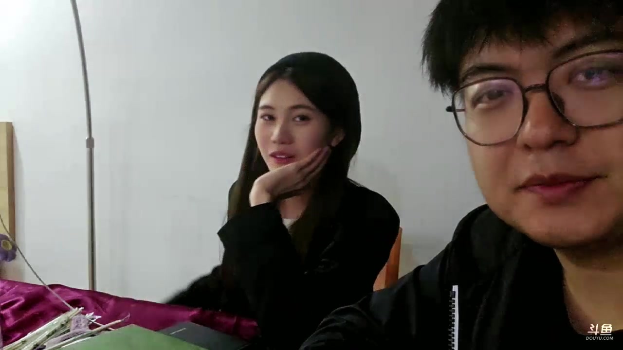 【2024-04-12 01点场】火力堂主：小猪筷跑团播即将开始！