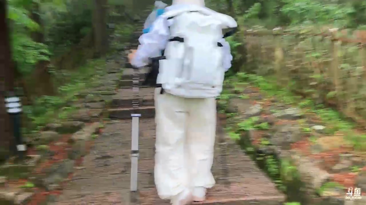 【2024-06-10 16点场】胸肌很大的良小伞：到黄山了，今天爬黄山光明顶
