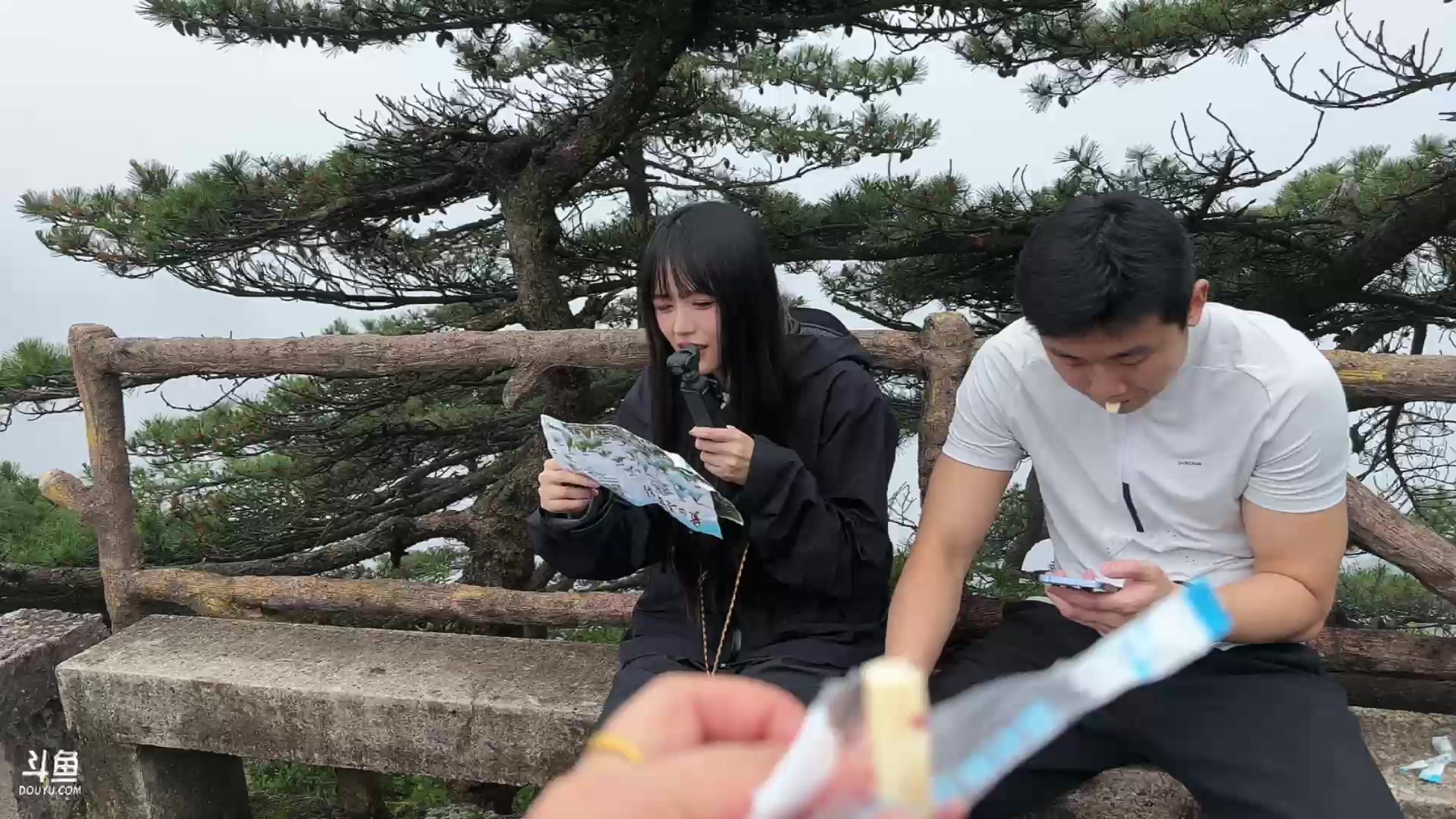 【2024-06-10 14点场】胸肌很大的良小伞：到黄山了，今天爬黄山光明顶