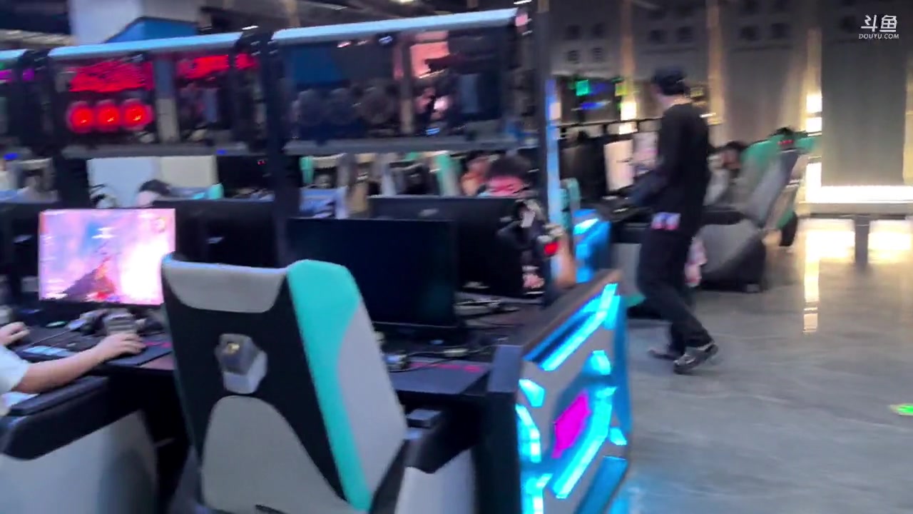 【2024-06-15 13点场】谢彬DD：喂,在吗?进来看Show了.