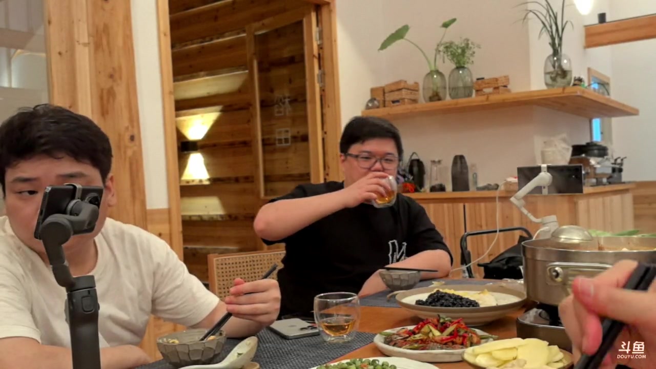 【2024-06-17 20点场】谢彬DD：喂,在吗?进来看Show了.