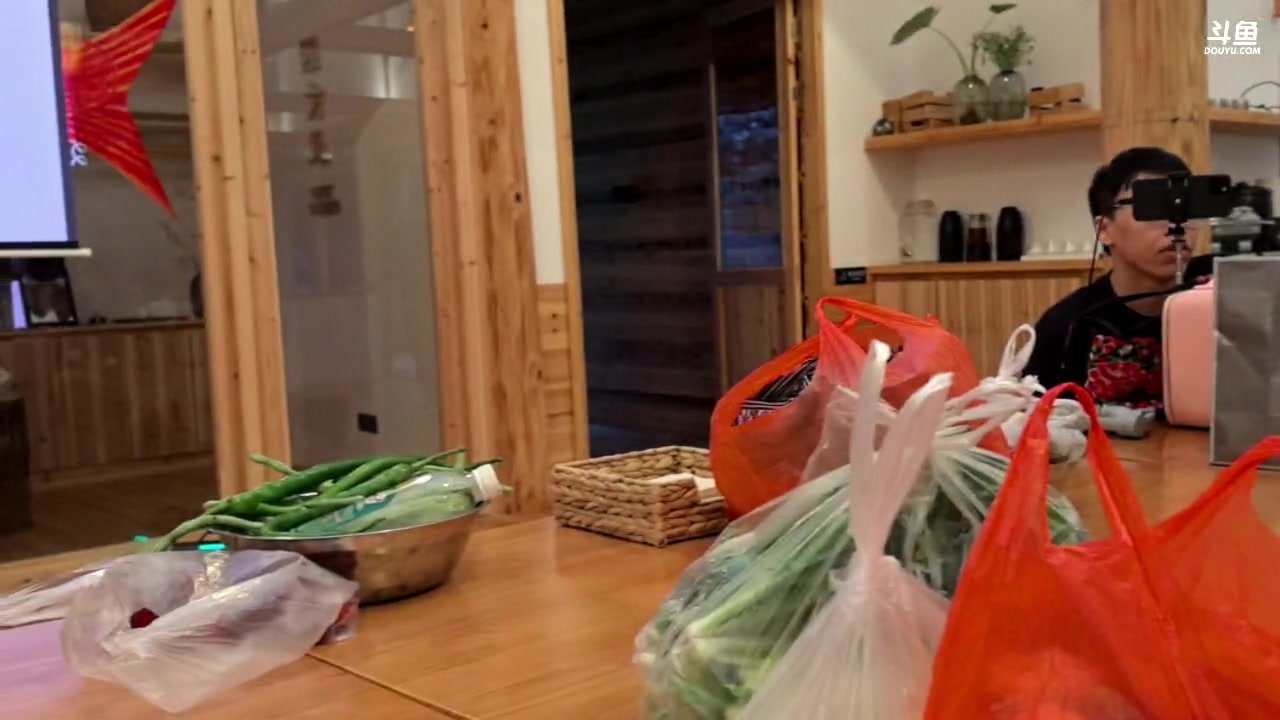 【2024-06-17 18点场】谢彬DD：喂,在吗?进来看Show了.