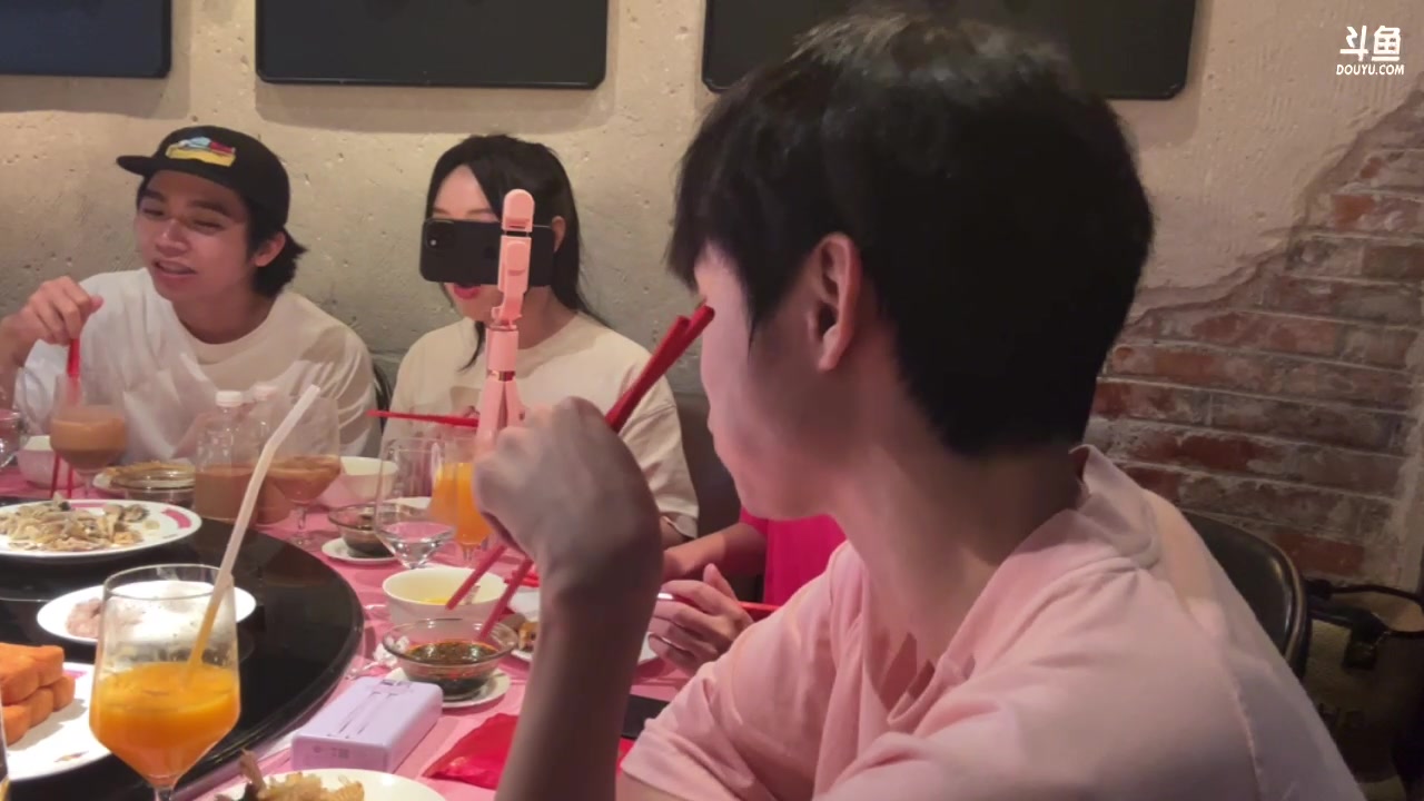 【2024-06-24 22点场】金咕咕金咕咕doinb：10点左右开户外 和DBG队友一起吃饭