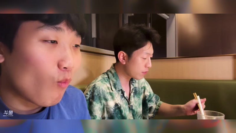 【2024-09-12 00点场】胸肌很大的良小伞：和队友一起户外吃饭！