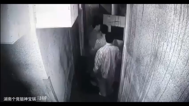 密室逃脱名场面  小哥：我和队友不离不弃   小美：保护的狠好 下次换个人保护吧 别喊我玩密室了