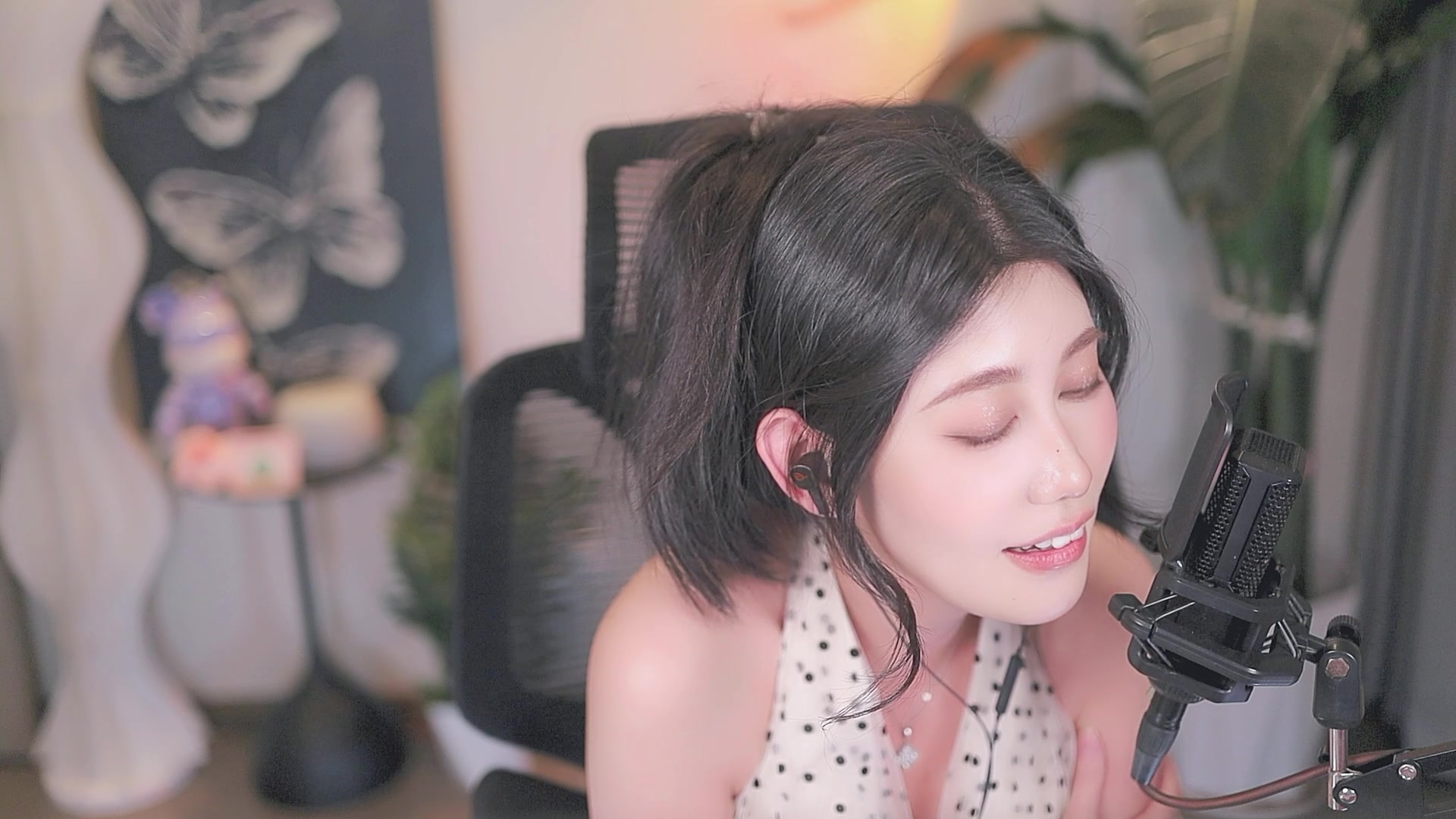 【2025-04-15 21点场】大姨Nidayi：【大姨】今天当贪吃的猪！