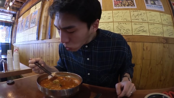 ❰먹  방❱ 다먹으면 공짜! 홍대 괴물짜장 도전