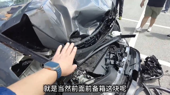 乐道L90被大货车前后夹击结果却是这样！