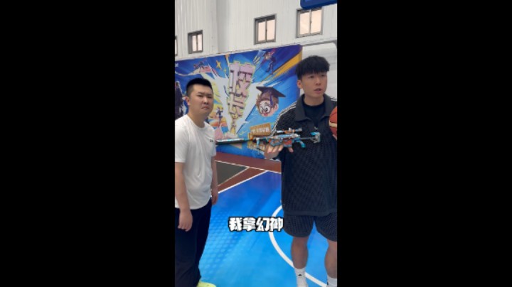 球场偶遇“金枪王” 拖鞋扣篮！？