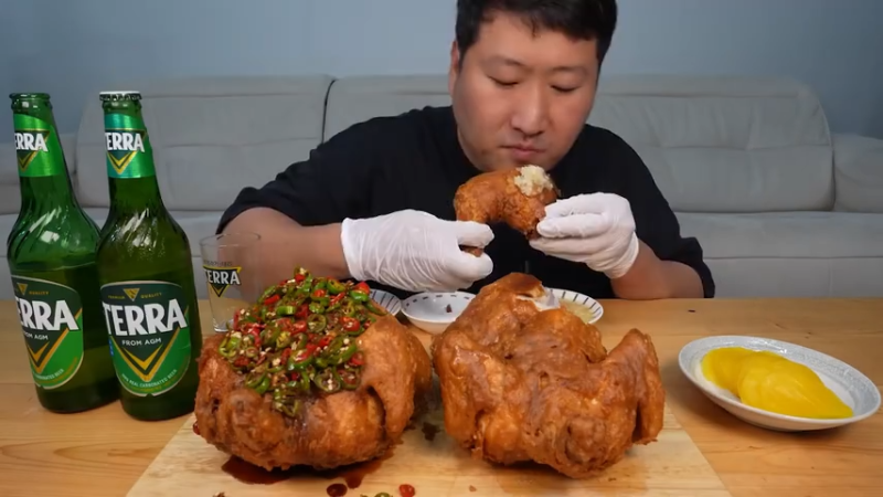 整只酥脆的老式炸鸡配啤酒