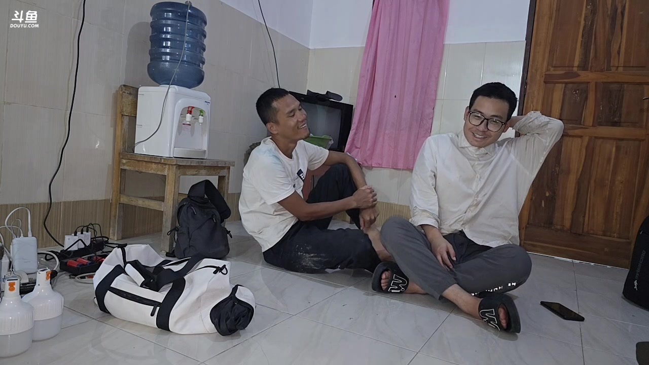 【2025-10-29 20点场】主播大飞牛肉：印度尼西亚三傻15天荒岛生活