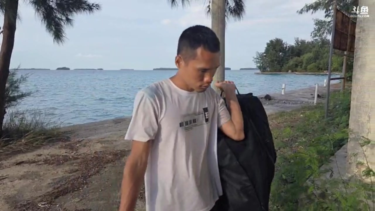 【2025-10-30 16点场】主播大飞牛肉：印度尼西亚三傻15天荒岛生活