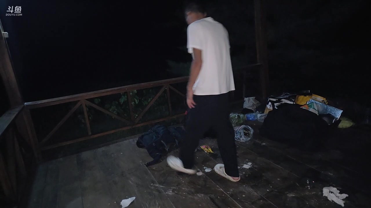 【2025-10-31 01点场】主播大飞牛肉：印度尼西亚三傻15天荒岛生活