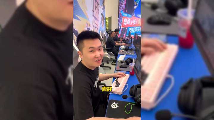 CF百校杯 现场粉丝很热情 舞..蹈也很好看！