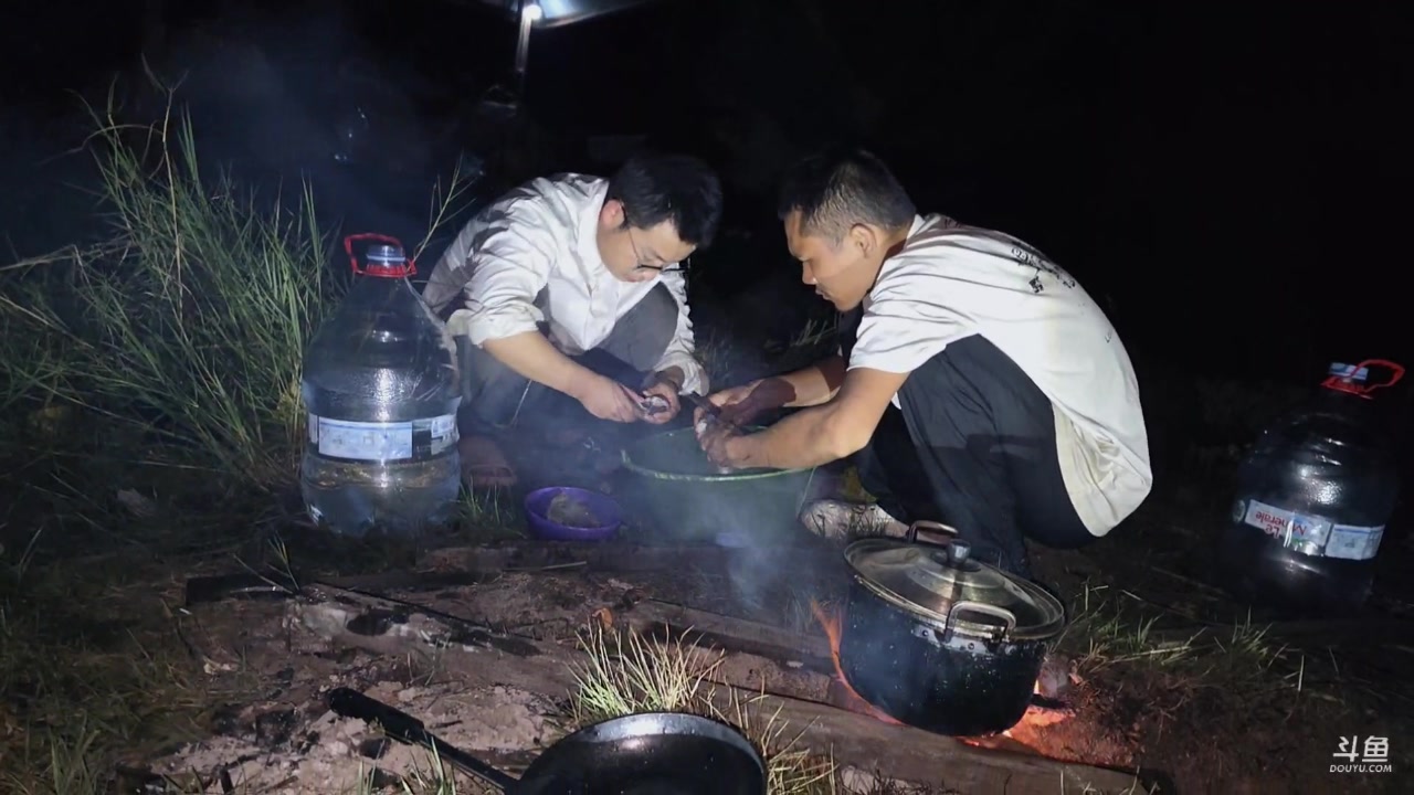 【2025-11-01 22点场】主播大飞牛肉：印度尼西亚三傻15天荒岛生活