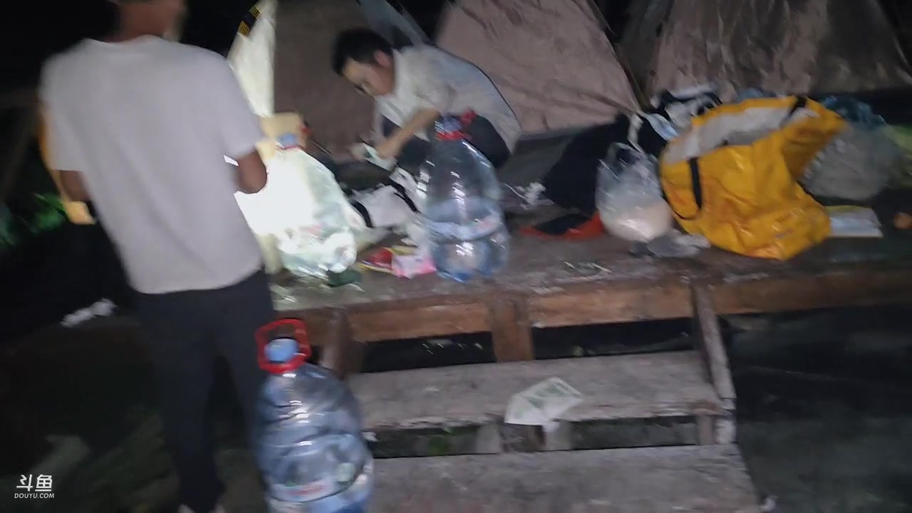 【2025-11-02 00点场】主播大飞牛肉：印度尼西亚三傻15天荒岛生活