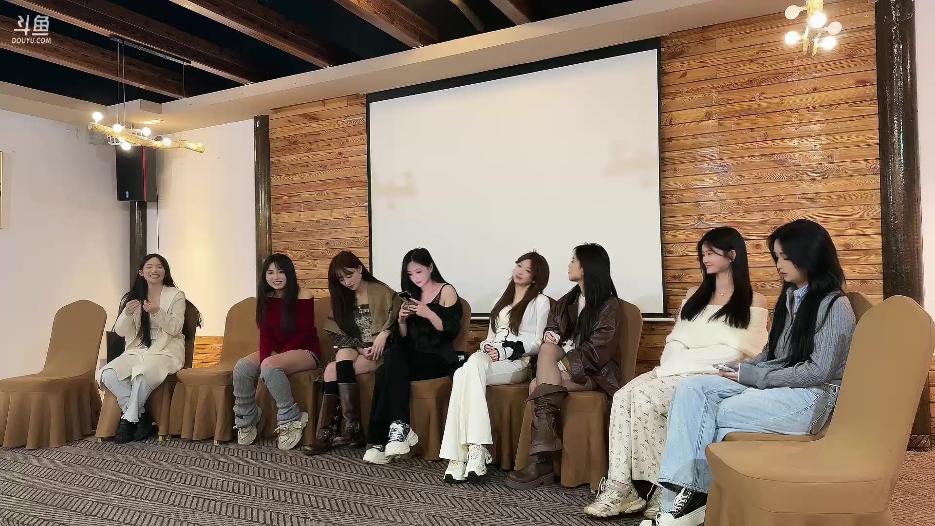 【2025-11-03 01点场】潇潇超哇噻：绍兴户外来咯来咯～