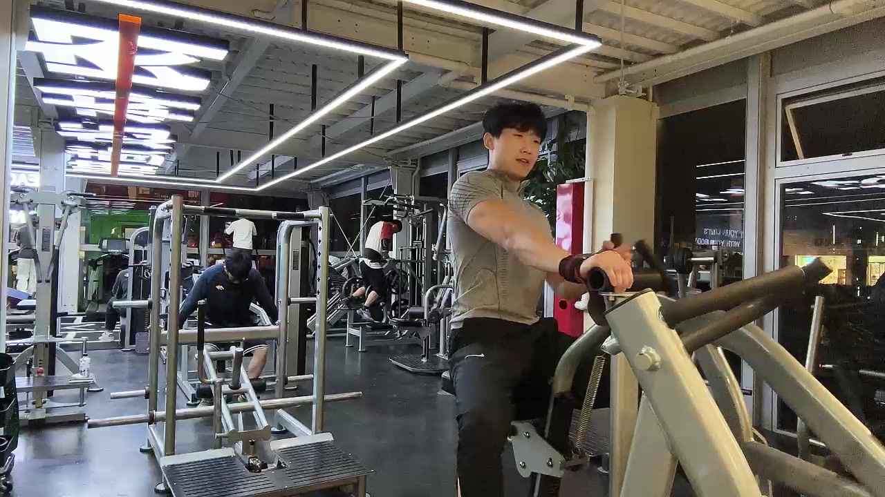 【2025-11-04 19点场】胸肌很大的良小伞：去健身了，十点训练赛