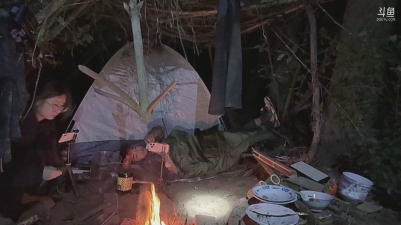 【2025-11-05 22点场】主播阿郎：荒野求生Day2-火火火