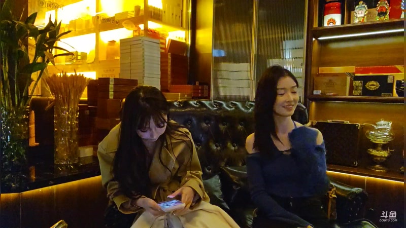 【2025-11-12 20点场】黑欢喜：带两个小女朋友在天津玩玩【4倍亲密】