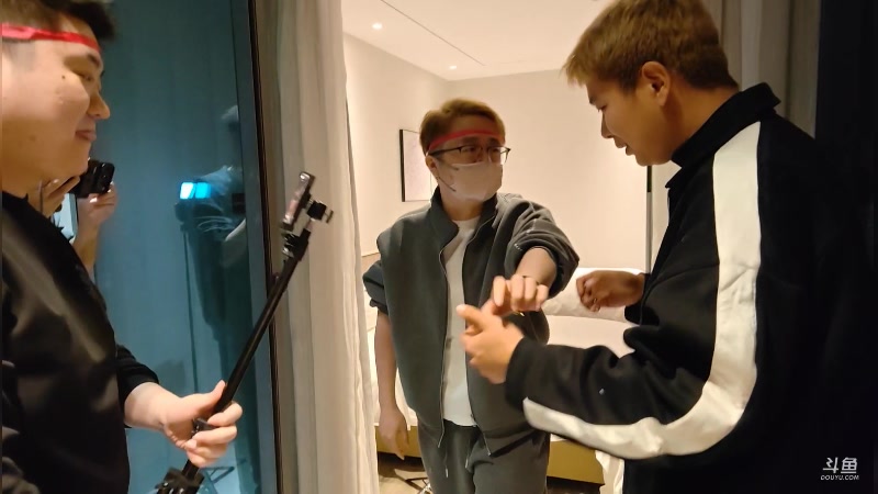 【2025-11-14 19点场】午夜抹抹茶：团播第五天，蛤蟆落地