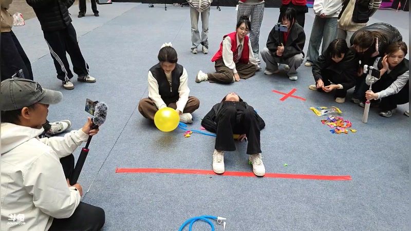 【2025-11-17 15点场】谢彬DD：喂,在吗?进来看Show了.