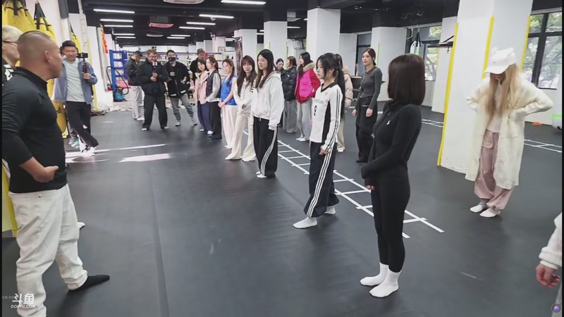 【2025-11-18 14点场】叁肆叁肆：《闪电十一人》!~~