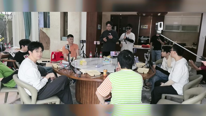 【2025-11-18 14点场】DL丶拖米：男人最加分的项目是身高！！