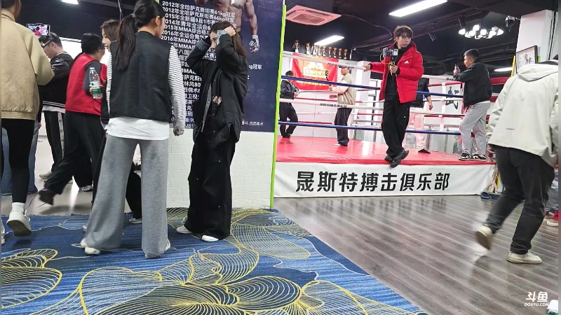 【2025-11-18 15点场】谢彬DD：喂,在吗?进来看Show了.