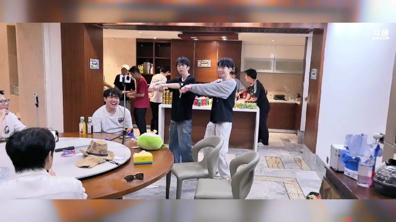 【2025-11-18 22点场】DL丶拖米：男人最加分的项目是身高！！