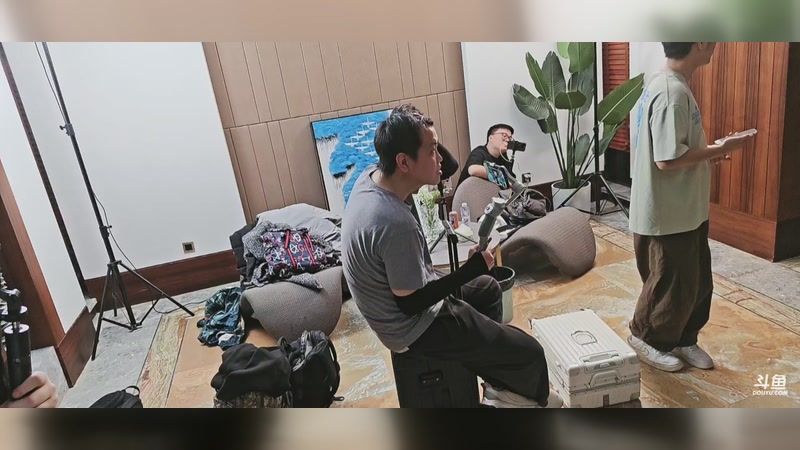 【2025-11-17 21点场】特特zzz:接机几个小师哥