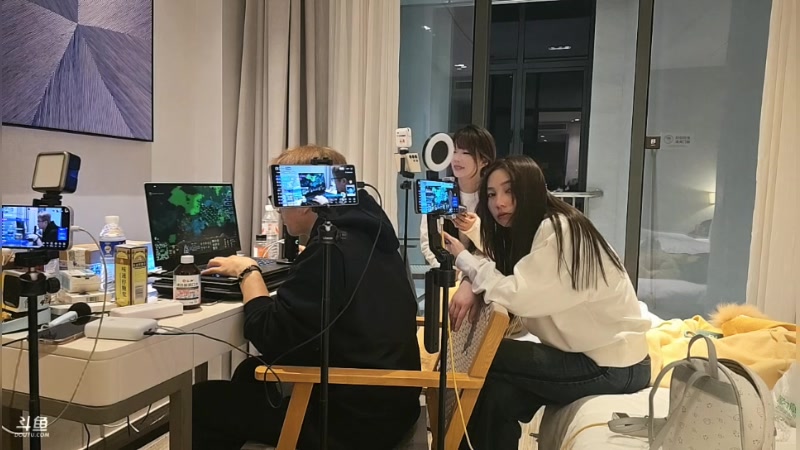 【2025-11-20 01点场】王大谋119：《奶团》和阿飞亲吻的第一天