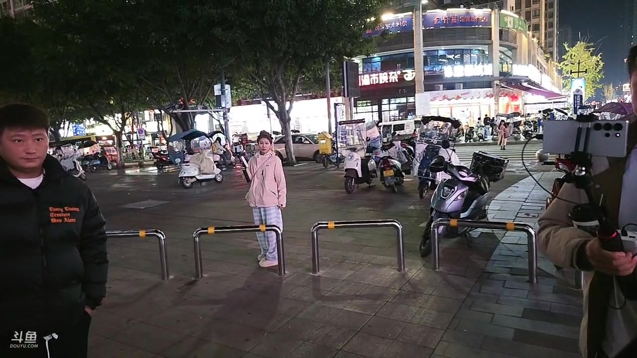 【2025-11-21 20点场】南波儿大魔王丶：户外-潼南打野~寻找顶级美女！