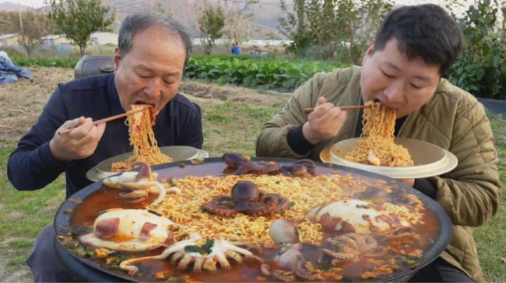 热气腾腾的鱿鱼海鲜泡面，看起来太有食欲了。