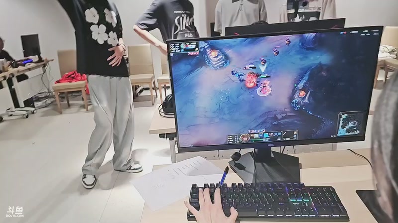 【2025-12-4 23点场】bulaQoQ:【小奶团】LOL户外凑凑日流水住房~